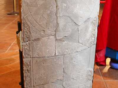 A quel punto si ricord� del frammento, simul� una sovrapposizione con un fotomontaggio ed ebbe la conferma: quella scultura in pietra, appartenente a un collezionista privato, era quella trafugata anni prima dal foggiano